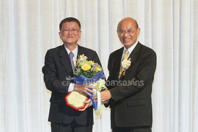 ผศ. วรศักดิ์ มหัทธโนบล ได้รับรางวัล  “ซีพี ออลล์”  เชิดชูสุดยอดนักเขียนเซเว่นบุ๊คอวอร์ด ครั้งที่  11 