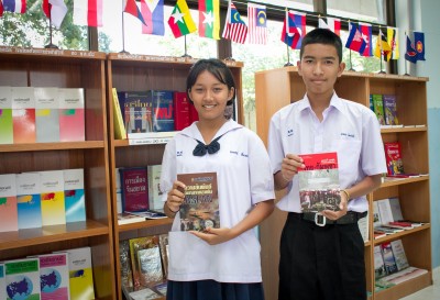 สถาบันเอเชียศึกษาจัดมุมหนังสือเอเชียศึกษา มอบสิ่งของและทุนการศึกษาแก่โรงเรียนห้วยทรายประชาสรรค์ จ.เพชรบุรี