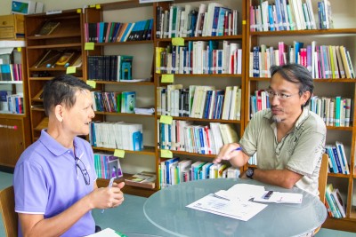 นักวิจัยอาวุโส สมาน เหล่าดำรงชัย ศูนย์วิจัยการย้ายถิ่นแห่งเอเชีย นักวิจัยอาวุโส สมาน เหล่าดำรงชัย ศูนย์วิจัยการย้ายถิ่นแห่งเอเชีย สถาบันเอเชียศึกษา จุฬาลงกรณ์มหาวิทยาลัย ให้สัมภาษณ์ Assistant Professor Dr. Chao Chung-Chi จาก Department of Southeast Asian Studies