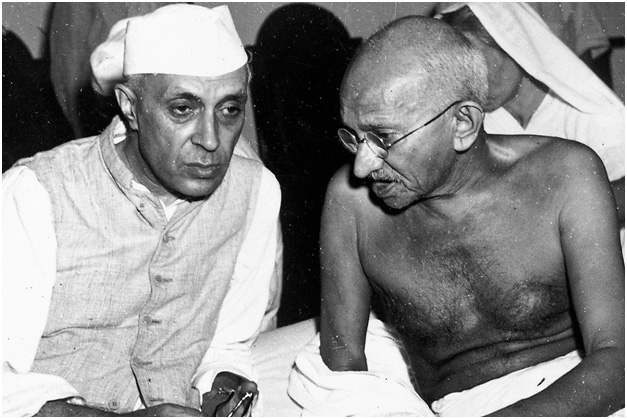 เนห์รูกับคานธีในการประชุมวันที่ 8 สิงหาคม 1942 เพื่อแถลงมติให้อังกฤษออกจากอินเดีย ในวันถัดมาทั้งสองและผู้นำคนอื่นก็ถูกอังกฤษจับกุม (เครดิตภาพ : วิกิมีเดีย)