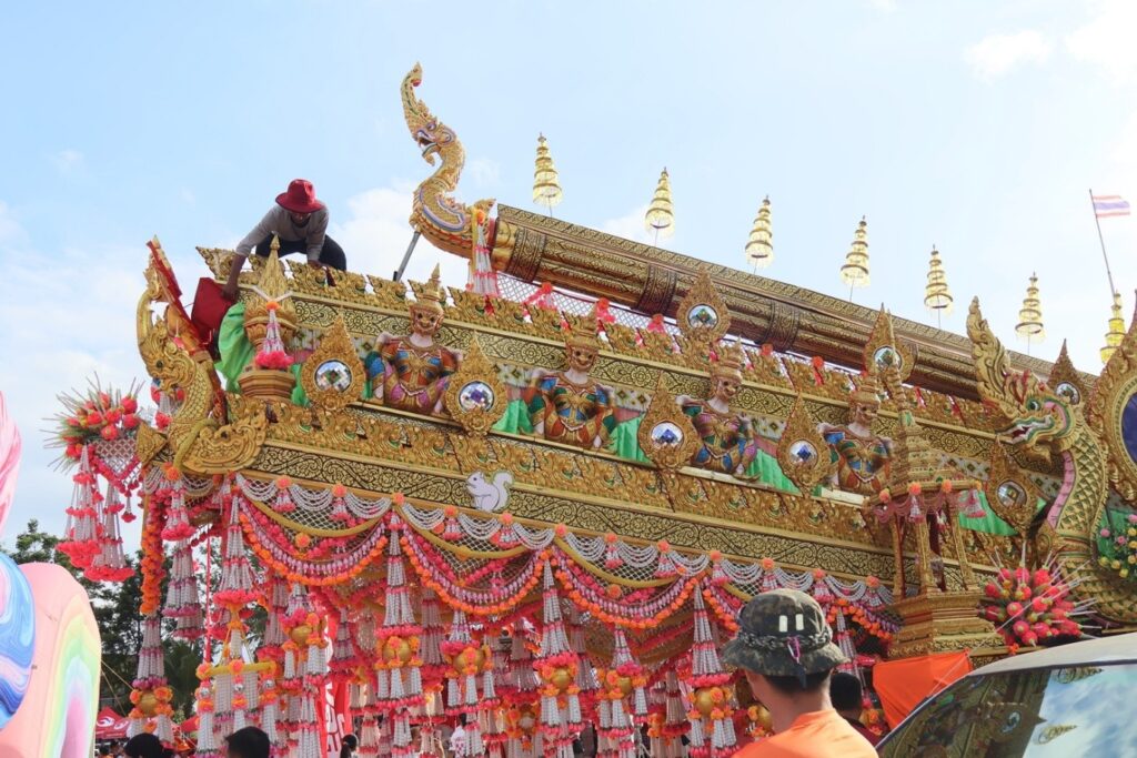 ภาพ 1: พิธีบุญบั้งไฟ จังหวัดยโสธร – ตัวอย่างของการสร้างสายสัมพันธ์ระหว่างมนุษย์กับฟ้าซึ่งสะท้อนความเชื่อในพลังธรรมชาติของชาวลุ่มโขง