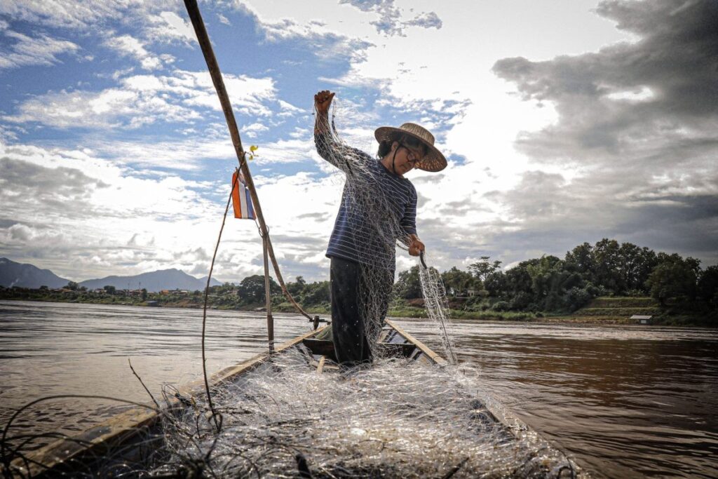 ภาพ 3: ชาวประมงบนสายน้ำโขง – ตัวอย่างของความสัมพันธ์ระหว่างมนุษย์และสายน้ำที่หล่อเลี้ยงชีวิตและเป็นจิตวิญญาณร่วมของผู้คนทั้งภูมิภาค